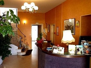 Logis De La Barque Hotel